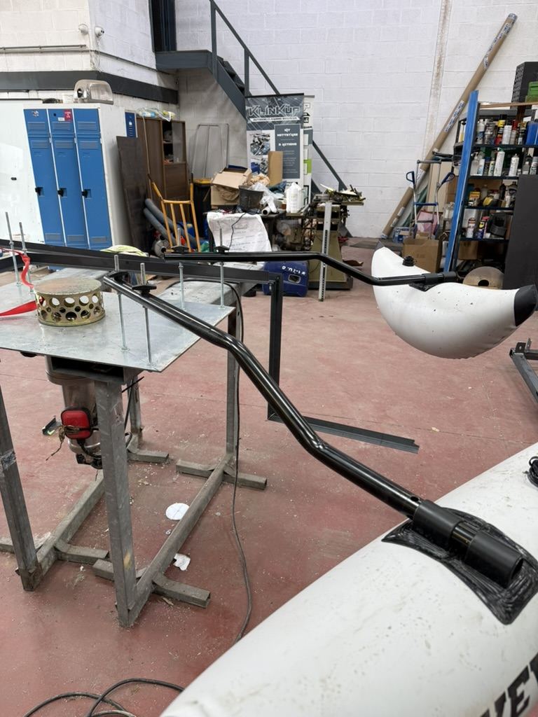 Assemblage sur-mesure des flotteurs en atelier
